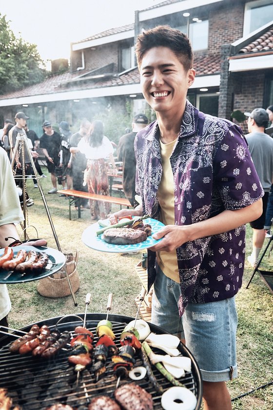 Actor Park Bo-gum showed remaining hidden at the AD shooting scene.AD-shot behind-the-scenes photo released by Coca-Cola on Thursday showed Park Bo-gum enjoying tents and camping with friends in the yard in front of the house to have a thrilling and enjoyable new summer in New Normal.In the photo, Park Bo-gum laughs with the pose of Stephanie Herseth Sandlin salting.Park Bo-gum, who approached the camping barbecue, which was being baked as a prop during the filming break, stared at the barbecue with a lantern-looking eye and performed a relentless Stephanie Herseth Sandlin salting performance with an improvised salt barrel.On the other hand, Park Bo-gum will join the military on August 31 after completing the TVN drama Youth Record and the movie Wonderland.