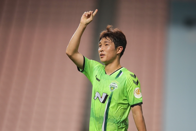 North Jeolla Province Hyde-ai midfielder Lee Seung-gi was named the 2020 KUEFA Champions League1 13th round MVP.Lee Seung-gi led the team to a 3-0 victory with one goal and one assist in Kyonggis home against Seoul on the 26th.Lee Seung-gi scored the teams second goal with a sharp right-footed shot from Lee Yong in the 44th minute of the first half.Lee Seung-gi then scored a cross in the back of the opponents defense in the 17th minute and helped Gustavos goal.Lee Seung-gi was selected as the 13th round MVP, and North Jeolla Province won 3Kyonggi consecutive victory and won 4Kyonggi.Ahn Byung-joon of Suwon FCFC was selected for the KUEFA Champions League 2 12th round MVP.At the Anyang and Suwon FCFC Kyonggi held at Anyang Sports Complex on the 25th, Ahn Byung-joon scored his teams first goal with a penalty kick and led the team to a 2-0 victory.Ahn Byung-joon will continue to lead the KUEFA Champions League 2 with a total of 12 goals.▲ 2020 KUEFA Champions League 1 13R Best 11FW: Junio (Ulsan), Break the guitar record (Pohang), Park Sang-hyuk (Suwon FC)MF: Kim In-sung (Ulsan), Lee Seung-gi (North Jeolla Province), Sejingya (Deagu), Jung Seung-won (Deagu)DF: Park Joo-ho (Ulsan), Hong Jung-ho (North Jeolla Province), Lee Yong (North Jeolla Province)GK: Koo Seong-yun (Deagu)Best team: UlsanBest Match: Resident 1-5 Ulsan▲ 2020 KUEFA Champions League 2 12R Best 11FW: Hernandez (Jeonnam), Look (Gyeongnam), Ahn Byung-joon (Suwon FCFC)MF: Lee Eun-beom (ChungchungnamMauna Kea), Martha (Suwon FCFC), Andre (Daejeon), Helquist (ChungchungnamMauna Kea)DF: Cha Young-hwan (ChungchungnamMauna Kea), Lee Han-sam (Suwon FCFC), Kwon Seung-ri (Bucheon)GK: Kim Jin-young (Daejeon)Best team: Suwon FCFCBest Match: Anyang 0-2 Suwon FCFC