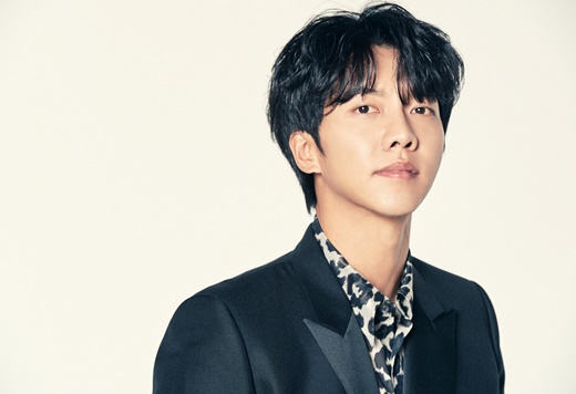 Singer and Actor Lee Seung-gi joins Crime Chief JTBCs new entertainment program Singer Gain MC.Singer Gain, which is scheduled to be broadcast in the second half of this year, is a new concept reboot audition program that helps singers who need one more time opportunities, such as unknown singer who did not recognize the world, one time a well-forgotten singer, and a talented person who has not met the times, to stand in front of the public.Singer Gain, who attracted attention as a new project of Sugar Man production team that caused Korea Newtro Syndrome, is continuing the casting lineup of fantasy by confirming the appearance of the best all-round entertainer Lee Seung-gi in MC, which attracted attention after Yoo Hee-yeol joined as a judge.Lee Seung-gi said, I decided to join the audition to give all the singers who need a place to stand a chance to give one more.I do not think MC Lee Seung-gi is the right person to understand the hearts of the participants as a singer as well as excellent progress, said the production team of Singer Gain. I hope that there will be a lot of interest in the lineup of judges to be released.Meanwhile, Singer Gain is recruiting participants until 31st of next month.