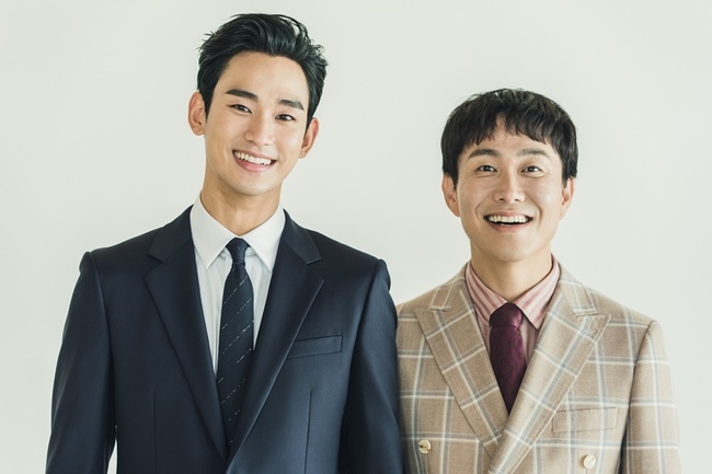 Family photos of Actor Kim Soo-hyun, Seo Ye-ji and Oh Jung-se have been released.TVNs Saturday Drama Psycho is OK, presented a family photo with Moon Kang-tae (Kim Soo-hyun), Seo Ye-ji (Oh Jung-se) on July 29.The god was released in the last 12 episodes.The brothers and the tortured young in the public photos are not different from the happy family as Ko Mun-young said, If you take a family photo, you will become a family.Here, Moon Gang-tae and Ko Mun-yeongs bright Smile shine brighter and heart more brilliantly ahead of the tragedy that will soon come like a tsunami.