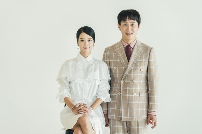 Family photos of Actor Kim Soo-hyun, Seo Ye-ji and Oh Jung-se have been released.TVNs Saturday Drama Psycho is OK, presented a family photo with Moon Kang-tae (Kim Soo-hyun), Seo Ye-ji (Oh Jung-se) on July 29.The god was released in the last 12 episodes.The brothers and the tortured young in the public photos are not different from the happy family as Ko Mun-young said, If you take a family photo, you will become a family.Here, Moon Gang-tae and Ko Mun-yeongs bright Smile shine brighter and heart more brilliantly ahead of the tragedy that will soon come like a tsunami.