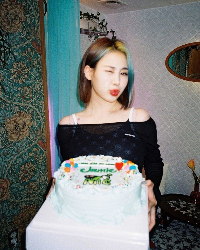 Singer Jamie (Park Ji-min) showed off her fresh Beautiful looks.Jamie posted a photo on her Instagram page on July 29.Inside the picture was a picture of Jamie with a cake, who winks at the camera.Jamies blemishe-free white-oak skin and thick lips make her look more prominent.Fans who encountered the photos responded such as It is a fairy, It is so beautiful and It is refreshing.