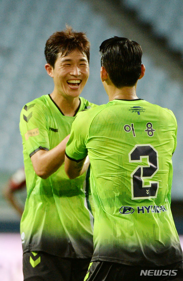 The professional football federation said, We selected Lee Seung-gi, who led North Jeolla Province 3-0 with one goal and one help in Kyonggi against FC Seoul on the 26th, as 13th round MVP.Lee Seung-gi scored the teams second goal in the 44th minute of the first half in the Kyonggi, and in the 17th minute he crossed the transfer Gustavos header.North Jeolla Province signaled a lead-up Ulsan Hyondai chase with a win in 4Kyonggi Bay.Lee Seung-gi was named along with Kim In-sung (Ulsan), Sejingya and Jung Seung-won (Ideal Deagu) in the best 11 midfielder category.In the striker category, scorer leaders Junio, Break the guitar record (Pohang), and Suwon FC were selected, while Park Joo-ho, Hong Jung-ho and Lee Yong (North Jeolla Province) were included in the defender category.The top goalkeeper is Koo Seong-yoon of DeaguFC, who has drawn attention by recording help.The best team was named Ulsan, while the best match was named by Ulsan and Changzhou executive director Kyonggi; Ulsan won a 5-1 victory.Meanwhile, Ahn Byung-joon of Suwon FCFC was selected as the 12th round MVP of the KUEFA Champions League 2 (2nd Division UEFA Champions League).12 goals to top KUEFA Champions League 2 scoring