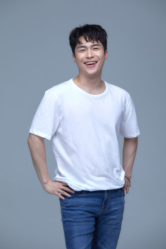 Actor Lee Jae-won has confirmed his appearance on TVNs new Mon-Tue drama Record of Youth.TVN Record of Youth (director Ahn Gil-ho, playwright Ha Myung-hee, production fan entertainment, studio dragon) starring Lee Jae-won draws a record of growth of young people who try to achieve dreams and love without despairing on the wall of reality.In addition, director Ahn Gil-ho, who showed the power of detailed and delicate directing through Secret Forest, Memories of Alhambra Palace, and WATCHER, and writer Ha Myung-hee, who melts realistic eyes to warm and emotional stories such as Doctors and Love Temperature, are gathering expectations.Lee Jae-won predicted that he would show the chemistry between the disassembled brothers with his brother, Sa Kyung-jun, who is a model of the drama and dreams of acting.Sagyeongjun is a son who has not missed first place since he was a child. He feels a great sense of responsibility as his eldest son, but he is a poisonous personality for his younger brother.The appearance of the eldest son of the family of Sa, as well as the two brothers, Kimi, is expected to revitalize the drama.Earlier, Lee Jae-won, SBS drama VIP, a wonderful working daddy that grows through the drama Drama Stage 2020 - Objection transformed into a passionate living lawyer, and gave a smile and impression to the room with a tight reality acting.Lee Jae-won, who has been on a ten-day journey with a solid acting performance accumulated through various roles, is drawing attention to viewers by foreshadowing another character transformation through tvNs new Mon-Tue drama Record of Youth.Meanwhile, TVNs new Mon-Tue drama Record of Youth, which Lee Jae-won confirmed, will be broadcast on TVN at 9 p.m. on September 7th (Month).