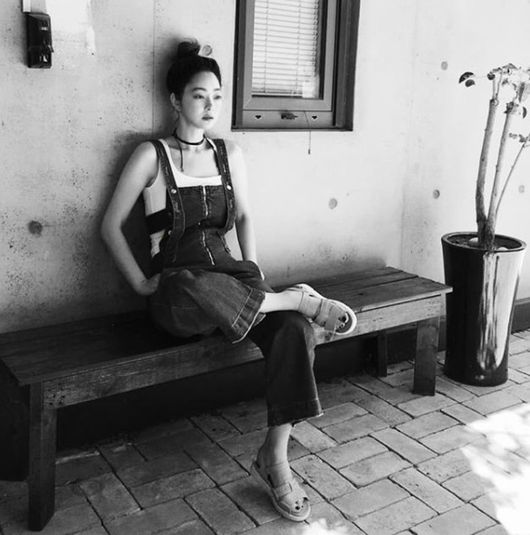 Actor Seo Hyo-rim joins #womensupportingwomen Challenge Lindsey VonnSeo Hyo-rim posted a black and white photo of himself on his personal SNS on the 29th, Of course #challengeaccepted #womenempowerment #empowerwomen #womensupportingwomen.In the open photo, Seo Hyo-rim is sitting on a bench and posing.His style, tied up high in his hair, is a cute charm in a sleeveless white tee and suspender pants.In the photo, Seo Hyo-rim put the right leg on the left leg and put his hand on the waist dance, and made a dignified atmosphere.This is the part of Seo Hyo-rims #womensupportingwomen Challenge Lindsey Vonn.The #womensupportingwomen challenge Lindsey Vonn is the first to spread in memory of the sad death of 440 women who died in domestic violence in Turkey last year alone.In Turkey, protests are taking place in support of the Istanbul Convention to prevent violence against women.So, the worlds celebs are spreading to support all women by posting black and white photographs.Prior to the Seo Hyo-rim, Actor Owners, Um Ji Won, Ki Eun Se, Cho Joo Hee, ABC News Korea Director, Singer and Actor Uhm Jung Hwa, and singer Gahee participated in this.Seo Hyo-rim was named by Cho Joo-hee, the chief of the bureau.Seo Hyo-rim recently gave birth to his daughter by marriage with the son of Actor Kim Soo-mi, Jung Myung-Ho trumpet F & B representative.Seo Hyo-rim SNS
