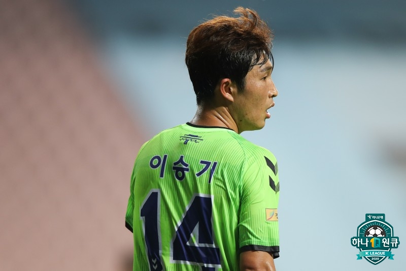 Technologies Lee Seung-gi, 32, of professional football North Jeolla Province Hyde, was named the best player (MVP) in the 13th round of the 2020KUEFA Champions League1.Lee Seung-gi led the team to a 3-0 victory with a goal and one assist in the Kyonggi home against FCSeoul at the Jeonju World Cup Kyonggi on the 26th.Lee Seung-gi, who received a pass in the 44th minute when the team led 1 - 0 on the day, succeeded in the teams additional goal with a sharp right footed shot.In the 17th minute of the second half, Gustavo (Brazil), who made his debut in the KUEFA Champions League on the day, added a assist by connecting the cross to the right back space of the opponents door.North Jeolla Province broke 3Kyonggi straight and reported victory in 4Kyonggi thanks to Lee Seung-gis performance.Lee Seung-gi has four goals and two assists this season.The 13th round best match was named the Ulsan Hyundai - Changzhou Sangmu Jeon, who scored six goals in all.After a big 5-1 win at this Kyonggi, Ulsan was also named the best team in the round.In the 12th round of the KUEFA Champions League 2, Ahn Byung-joon of Suwon FC, who scored a penalty kick against FC Anyang on the 25th and led the KUEFA Champions League 2 scoring (12 goals), was selected.On the 26th, FCSeoul scored one goal and one assist North Jeola Province reported victory in 4Kyonggi