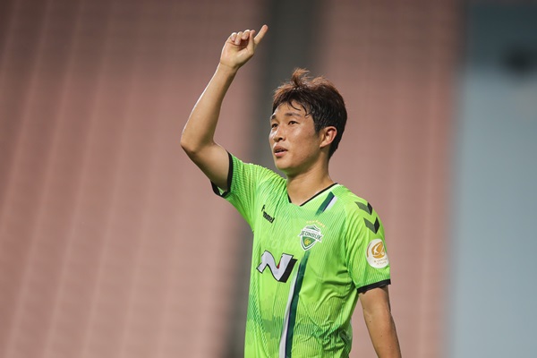 Lee Seung-gi (North Jeolla Province Hyde) was named the Hanawonkyu KUEFA Champions League1 2020 13th round MVP.Lee Seung-gi led the team to a 3-0 victory with one goal and one assist in Kyonggis home against Seoul on the 26th.Lee Seung-gi scored the teams second goal with a sharp right-footed shot in the 44th minute when Lee Yong-ga connected the ball.Lee Seung-gi then scored a cross in the back of the opponents defense in the 17th minute and helped Gustavos goal.Lee Seung-gi was selected as the 13th round MVP, and North Jeolla Province won 3Kyonggi consecutive victory and won 4Kyonggi.Sangju Sangmu FC executive director and Ulsan Hyondais Konggi were selected as the best matches for this round on the 25th at Sangju Sangmu FC Citizen Stadium.Ulsan has also welcomed a double-slope to name the round best team with a 5-1 win at the Kyonggi.Meanwhile, Suwon FCFCs An Byong-jun was selected for the KUEFA Champions League 2 12th round MVP.An Byong-jun scored his teams first goal with a penalty kick at Anyang and Suwon FCFCs Kyonggi on the 25th at Anyang Sports Complex, leading to a 2-0 victory.An Byong-jun will continue to lead the KUEFA Champions League 2 with a total of 12 goals.