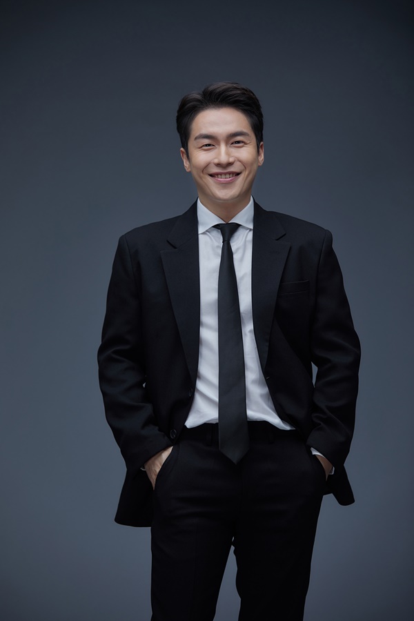 Actor Lee Jae-won has confirmed his appearance on TVNs new Mon-Tue drama Record of Youth.TVN Record of Youth (playplayplay by Ha Myung-hee, director Ahn Gil-ho), starring Lee Jae-won, draws a record of growth of young people who try to achieve dreams and love without despairing on the wall of reality.In addition, director Ahn Gil-ho, who showed the power of detailed and delicate directing through Secret Forest, Memories of Alhambra Palace, and WATCHER, and writer Ha Myung-hee, who melts realistic eyes to warm and emotional stories such as Doctors and Love Temperature, are gathering expectations.Lee Jae-won predicted that he would show the chemistry between the disassembled brothers with his brother, Sa Kyung-jun, who is a model of the drama and dreams of acting.Sagyeongjun is a son who has not missed first place since he was a child. He feels a great sense of responsibility as his eldest son, but he is a poisonous personality for his younger brother.The appearance of the eldest son of the family of Sa, as well as the two brothers, Kimi, is expected to revitalize the drama.Earlier, Lee Jae-won, SBS drama VIP, a wonderful working daddy that grows through the drama Drama Stage 2020 - Objection transformed into a passionate living lawyer, and gave a smile and impression to the room with a tight reality acting.Lee Jae-won, who has been on a ten-day journey with a solid acting performance accumulated through various roles, is drawing attention to viewers by foreshadowing another character transformation through tvNs new Mon-Tue drama Record of Youth.On the other hand, TVNs new Mon-Tue drama Record of Youth, which Lee Jae-won confirmed, will be broadcasted on TVN at 9 pm on Monday, September 7th.