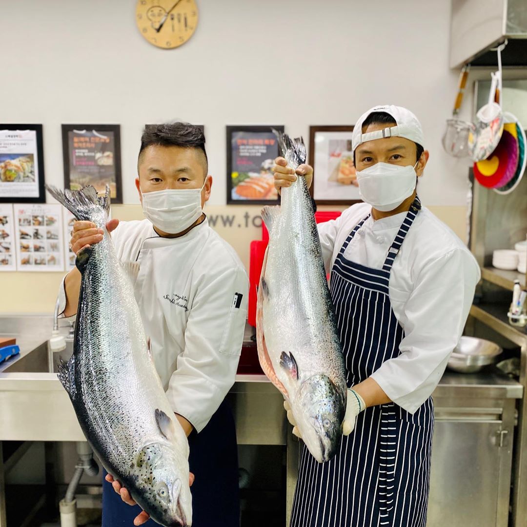 Singer and actor Kim Dong-wan has revealed his current status.On the 28th, Kim Dong-wan told his Instagram: Chum salmon is too big.# Cheum salmon # Dismantling # Song Paul Teacher and posted a picture with the words.The photo shows Kim Dong-wan holding Chum salmon and Japanese chef Song Paul, who is seen in the huge size of Chum salmon.The netizens responded, As you go, you become a chef ... and It is great.Meanwhile, Kim Dong-wan was recently selected as a new MC for the EBS cooking broadcast Best Cooking Secrets.Photo: Kim Dong-wan Instagram