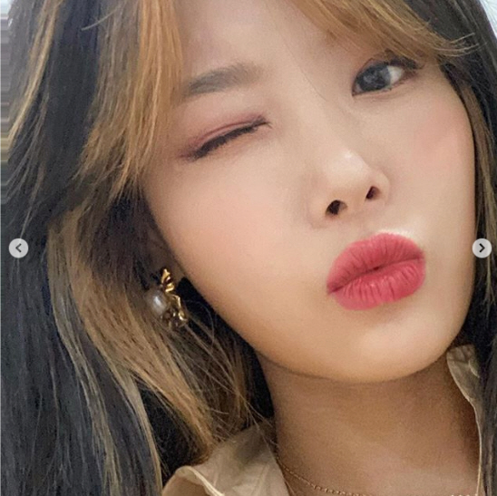 Singer Yubin has reported on the latest.On the 30th, Yubin posted several photos on his Instagram with an article called Close-Up.In the open photo, Yubin has attracted many peoples admiration for the distinctive features and beautiful looks that are not humiliated by Close-Up.Meanwhile, Yubin has established Le (rrr) Entertainment and is also a representative of his agency.