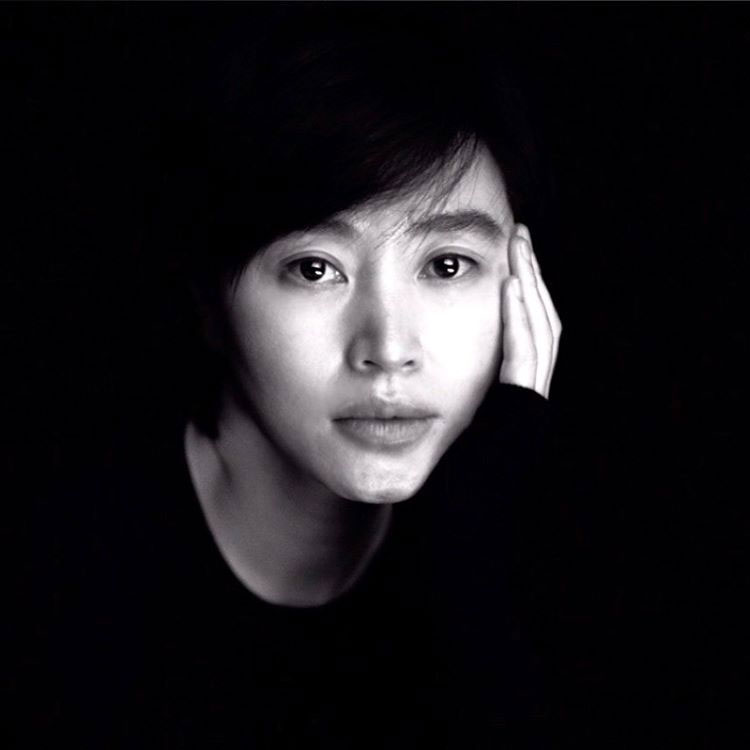 Actor Kim Hye-soo has joined the Black and White Photo Challenge for Women in the world.Kim Hye-soo posted a picture of Black and white on his instagram on the 29th.Kim Hye-soo in the photo is staring at the camera wearing a round neck top and chin with his hand.Kim Hye-soo, who feels soft without a toilet, attracts attention by showing a smiley eye.Kim Hye-soo, along with the photo, completed the challenge by adding the Women regiment hashtag #strongertogether and #womensupportingwomen related to the black and white photo challenge.Kim Hye-soo also continued to call the actor Choi Min-soos wife Kang Ju-eun and actor Han Hyo-joo with a message of gratitude.In a post posted by Kim Hye-soo, actor Song Hye-kyo posted a heartbeat in a comment and sent a message of support.Kim Hye-soos #womensupportingwomen challenge is an SNS challenge that started to commemorate their sad death, as it is known that there are 440 women who died in domestic violence last year in Turkey.The challenge is spreading as the worlds celebs support all women and publish black and white photos along with a hashtag with the meaning of solidarity.In Korea, Kim Hye-soo, singer and actor Uhm Jung Hwa, actor Lee Min Jung, Ki Eun Se, Soyu Jin, Seo Hyo Rim, Um Ji Won, singer Gahee and Cho Joo Hee, ABC News Korea bureau chief.
