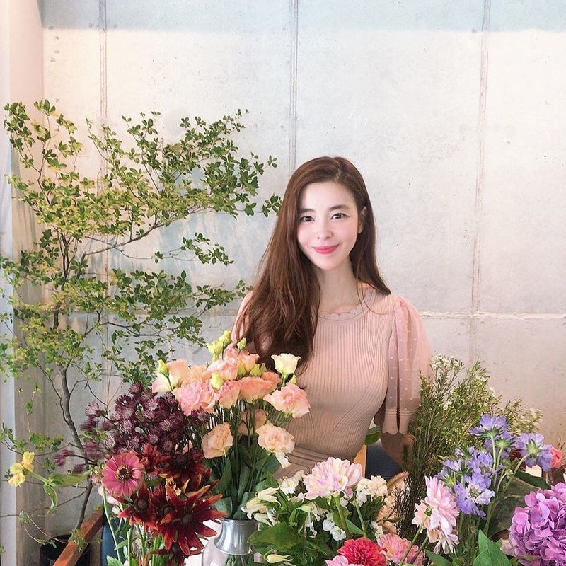 Kim Gyu-ri boasted a beautiful visual over flowersActor Kim Gyu-ri uploaded a photo to his Instagram on July 30 with the phrase Young Kyung Sisters Workshop.Kim Gyu-ri in the picture is surrounded by flowers; he added a see-through dress to his beautiful look, admiring the viewers.han jung-won