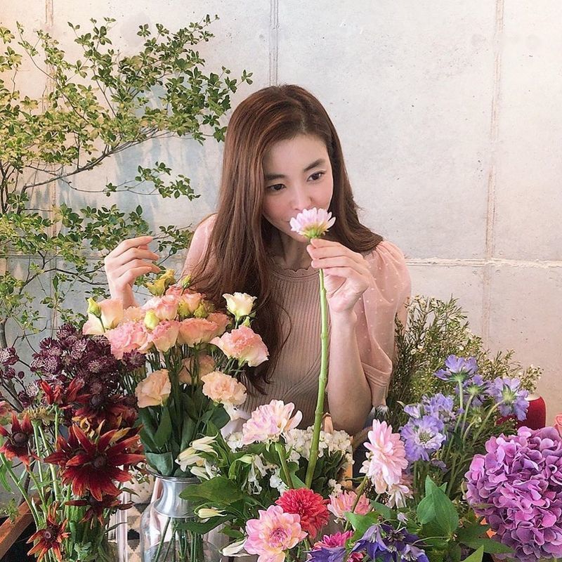 Kim Gyu-ri boasted a beautiful visual over flowersActor Kim Gyu-ri uploaded a photo to his Instagram on July 30 with the phrase Young Kyung Sisters Workshop.Kim Gyu-ri in the picture is surrounded by flowers; he added a see-through dress to his beautiful look, admiring the viewers.han jung-won