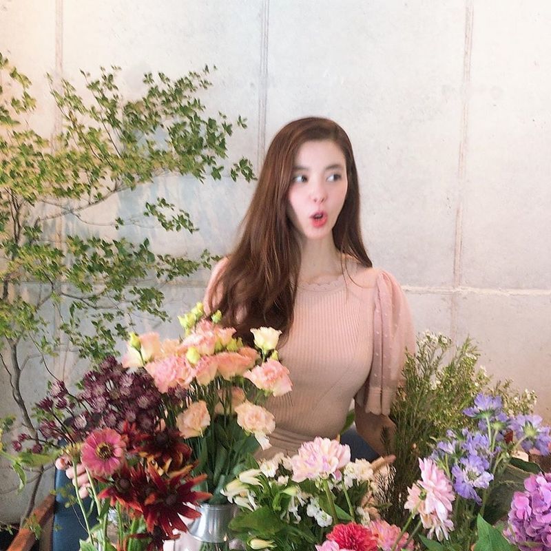 Kim Gyu-ri boasted a beautiful visual over flowersActor Kim Gyu-ri uploaded a photo to his Instagram on July 30 with the phrase Young Kyung Sisters Workshop.Kim Gyu-ri in the picture is surrounded by flowers; he added a see-through dress to his beautiful look, admiring the viewers.han jung-won