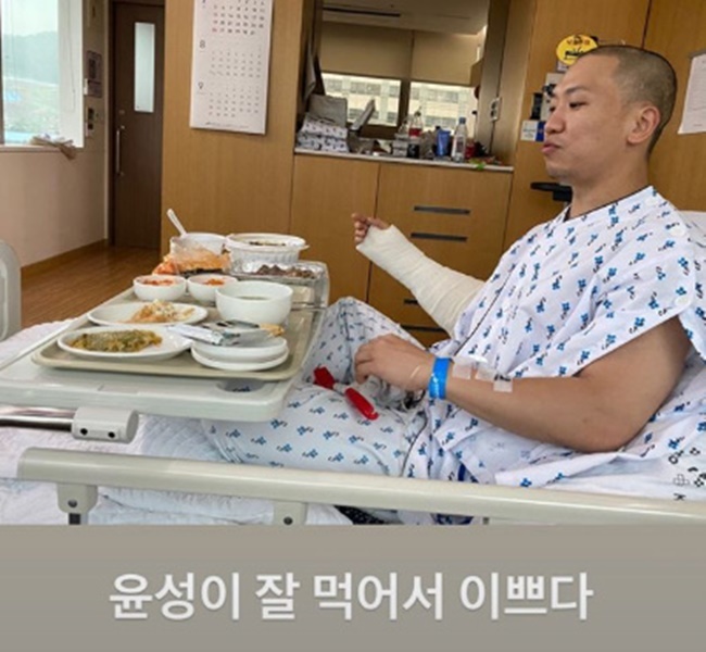 Dynamic Duo Choiza has visited Gaekos hospital where his arm is recovering.Choiza posted a picture on her Instagram story on July 30.In the photo, Gaeko, who is in hospital, is eating in a hospital bed.Choiza, who visited the hospital to support Gaeko, added, I am pretty to eat well with Yoon Sung (Gaeko real name) and cheered on Gaeko who is recovering from injury.Lee Ha-na