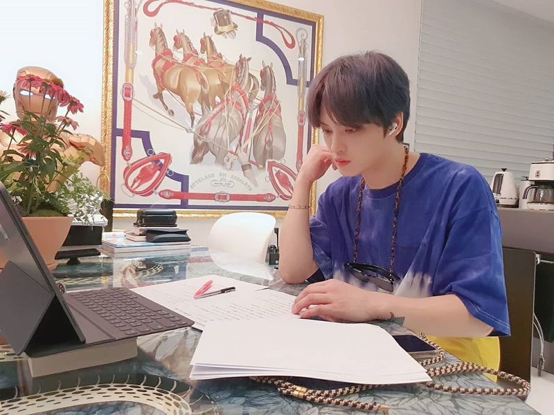 Singer Jaejoong has revealed the latest.On July 30, Jaejoong posted a picture on his Instagram with an article entitled Thank you for working remotely.The picture shows Jaejoong reading the document with his laptop in front of him, and the size of his face, as if it were a dying figure of Jaejoong, catches his eye.Jaejoongs distinctive features make the handsome visuals even more prominent.delay stock