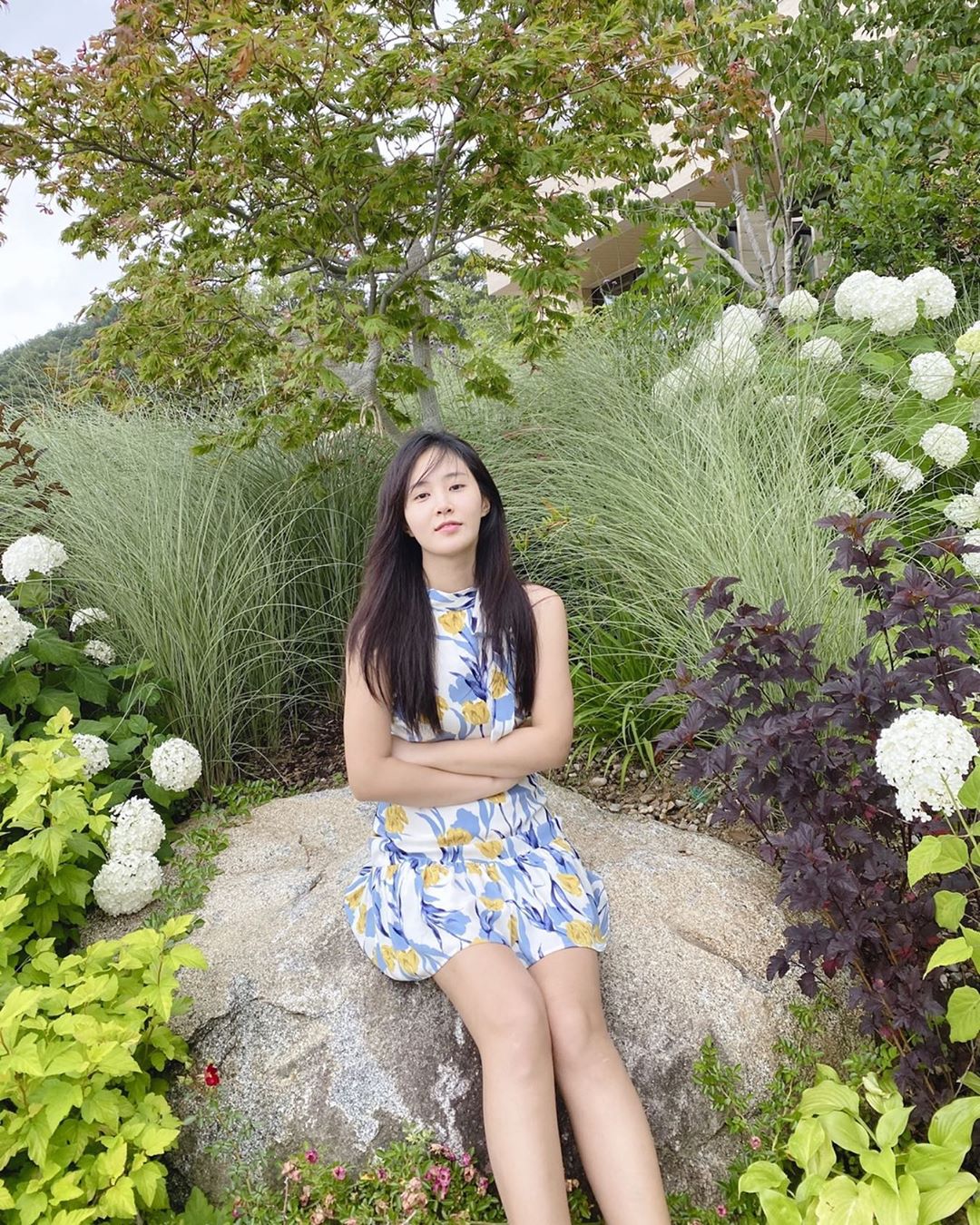 Kwon Yuri of the group Girls Generation reported on the latest.On the 30th, Kwon Yuri posted a picture without any words on his instagram.In the photo, there is a picture of Kwon Yuri sitting on a rock between flowers and grass. The neat beautiful looks stand out.The netizens did not hide their affection, saying, It is pretty or My sister is really pretty.On the other hand, Kwon Yuri appears in the drama Dismissal, Week which is released on SBS cable channel and OTT service platform.Photo: Kwon Yuri Instagram