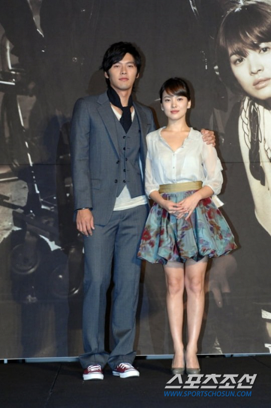 In China, the reunion of Actor Hyun Bin and Song Hye-kyo spread, and both companies announced their position.A recent netizen has released a picture of two people who are presumed to be Hyun Bin and Song Hye-kyo walWang Yi with their dogs at night on the Internet, said the Chinese portal Wang Yi, We have one more clear basis for the two peoples re-The media even argued that it is likely that the two people are already living together.However, in the photographs released by the media, it was difficult to identify the exact person because the back of two passengers on the dark walkway was taken at a distance.Another Chinese netizen posted on SNS, saying, Song Hye-kyo and Hyun Bins dating video. The video is now deleted.Hyun Bin and Song Hye-kyos agency dismissed the rumors as not worth responding to.The two of them appeared together in the KBS2 drama The World They Live in in 2008. In 2009, they publicly announced that they were lovers and announced the breakup on March 8, 2011.On the other hand, Hyun Bin is currently staying in Jordan for the movie Negotiation and Song Hye-kyo is reviewing his next film.