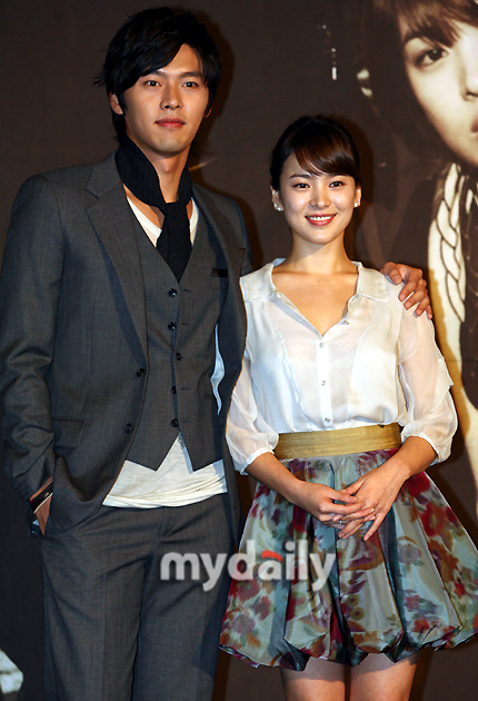 Actor Hyun Bin and Song Hye-kyo were caught up in rumors of an absurd China re-engagement.Recently, rumors that Hyun Bin and Song Hye-kyo are reuniting have spread rapidly around Weibo, the Greater China SNS.Among them, the Chinese portal king said, A netizen has released a picture of two people who are presumed to be Hyun Bin and Song Hye-kyo walking with their dogs at night on the Internet.On the 31st, the agency of Hyun Bin and Song Hye-kyo said, It is unfounded and not worth responding to.Hyun Bin and Song Hye-kyo have developed into a lover relationship since they appeared together in KBS 2TV drama The World They Live in in 2008.The two men, who have been in love for about two years, officially announced their separation in 2011.