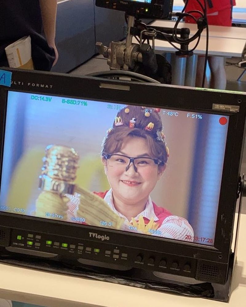 Gag Woman Kim Shin-Young filmed Hamburger brand CF with trot bouquet second aunt Kim Dabi.Kim Shin-Young posted a picture on his Instagram on July 31 with an article entitled The second aunt Kim Dabi took an advertisement; accept our burger nephews love.The picture shows Kim Dabi with a brand cake. Kim Dabi smiles brightly at Camera.Kim Dabis unique hairstyle, which is full of hamburger and fries, catches the eye.The fans who responded to the photos responded such as Great second aunt, Congratulations and I am going to buy a hamburger.