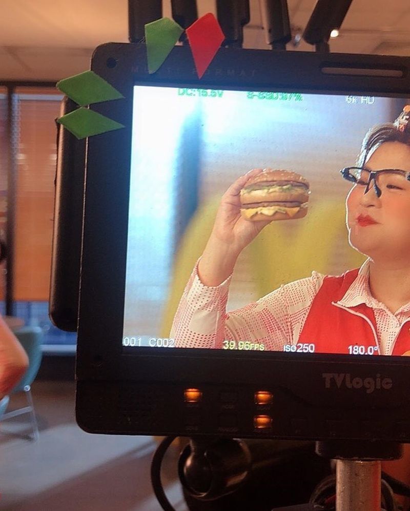 Gag Woman Kim Shin-Young filmed Hamburger brand CF with trot bouquet second aunt Kim Dabi.Kim Shin-Young posted a picture on his Instagram on July 31 with an article entitled The second aunt Kim Dabi took an advertisement; accept our burger nephews love.The picture shows Kim Dabi with a brand cake. Kim Dabi smiles brightly at Camera.Kim Dabis unique hairstyle, which is full of hamburger and fries, catches the eye.The fans who responded to the photos responded such as Great second aunt, Congratulations and I am going to buy a hamburger.