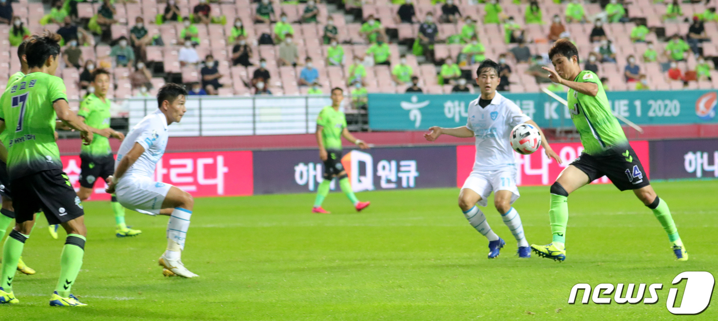 Jeonju = 1st North Jeolla Province North Jeolla Province Hydenai and Pohang Steelers shot at the Jeonju World Cup Stadium in Jeonju City on the 1st.2020.8.1