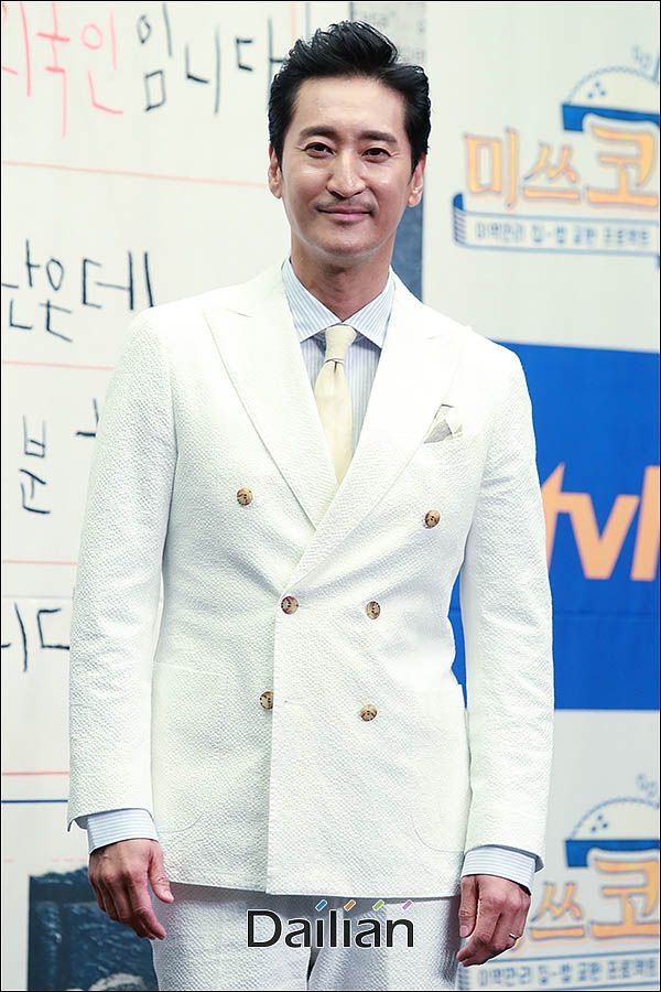 I am going to summarize the major issues that have occurred in the popular culture for a week.No compromise...Shin Hyun-joon, former ManagerFormer manager Kim Kwang-seop of Actor Shin Hyun-joon sued Shin Hyun-joon for defamation by disseminating false facts, claiming that Shin Hyun-joon unfairly treated him for 13 years, including ranting and unreasonable settlement.Shin Hyun-joon also said he filed a complaint against former manager Kim Mo.Shin Hyun-joon, through his legal representative, said, (Im a former manager) suddenly appeared and made a false claim against me, said he was a victim, and started to maliciously scratch me. He also said, I was advised to finish well in a proper way, but I would not compromise.Singer-songwriter The Films charged with indecent carThe film (Hwang Kyung-seok), which was running a singer-songwriter and indie singer label, was shocked by the fact that it was arrested by the police earlier this year.On the 27th of last month, Mr. A was arrested at the Gwangjin Police Station in Seoul on charges of illegally filming a number of women using a camera device until early this year.The video was reported to include sexual intercourse and body parts, and it was reported that he was investigated as a suspect in June.He was confirmed to have partially admitted the charges in a police investigation.Mr Trot Concert, which was postponed four times, will start again on the 7thTV Chosun Tomorrow is Mr Trot Audit Concert (hereinafter referred to as Mr Trot Concert) will resume after several postponements.The production company Showplay announced on the 31st of last month that the Mr Trot Concert, which was postponed by the Songpa-gu Offices no large-scale performance collection order, will start performing at the Olympic Park Gymnastics Stadium (KSPO DOME) from August 7th.Earlier, the Mr Trot Concert was scheduled to be held in April, but it was inevitably postponed to the end of May.Since then, the spread of Corona 19 has not improved, and from late May to late June, from late June to 24th of last month.However, Songpa-gu temporarily postponed the first week (July 24-26) and the second week (July 31-August 2) as it issued a ban on large-scale performances with more than 5,000 seats on the 21st of last month.The production company strongly opposed the administrative order and filed an injunction with the court for suspension, but it was dismissed.In particular, the lawyer said, If there is no official apology, Park will keep his honor and personality and take legal steps to compensate for financial damage. He also suggested that the media arbitration committee for the first press media should apply for arbitration, claim damages for the golf course, and consider criminal charges against the golf course.Nam Hee-Seok, Kim Gu Attitude Sniper...Why is it because of juniors?Nam Hee-Seok is sitting on the SNS on the 29th of last month, When the guest Kim Gu is talking to the radio star, he is sitting with his back turned when he does not fit his taste.So some young guests often make efforts to get to his eyes, not viewers. Kim Gus unconsidered attitude was shot.The next day, Nam Hee-Seok said, I went out to Ras while I was a contest comedy, but I should not do it even if I look at my juniors who came to me at night because of their self-esteem.I hope youll take the weak, he said, explaining that the reason why he shot Kim Gu was because of his juniors, and Kim Gu is silent without giving any position.Chinas fake news surrounding Hyun Bin and Song Hye-kyoSome media in China have sparked controversy by spreading fake news surrounding Song Hye-kyo and Hyun Bin.A recent netizen has released a photo of two people, who are believed to be Hyun Bin and Song Hye-kyo, walking with their dogs during the night, the media said. I am convinced that there is one more reason for the reuniting of the two people, and even argued that the two are already living together.Hyun Bin and Song Hye-kyo developed into lovers in 2008 when they appeared together in KBS drama The World They Live in, and continued to meet as an official couple for about two years, but announced the separation shortly after Hyun Bins military enlistment.The reason for the dismantling of Yellow Bee vs. members of the agencyThe agency and members are making mixed claims about the dismantling of the girl group Yellowbee.The agency said it was due to the privacy disorder of member B, and member Ari said, I was sexually harassed by my employees.In particular, Ari said, There was no settlement at all, and we have a part of our own costumes, shoes, and video editing.When I was working in Japan, I was moved by five of us without a staff member, he said, adding, I said I would quit because I was treated unfairly, and I never said I would quit with the promiscuous life of the member.Shin Hyun-joon, former Manager, and singer-songwriter The Film, will resume the performance from the 7th on the charge of Mr Trot Concert