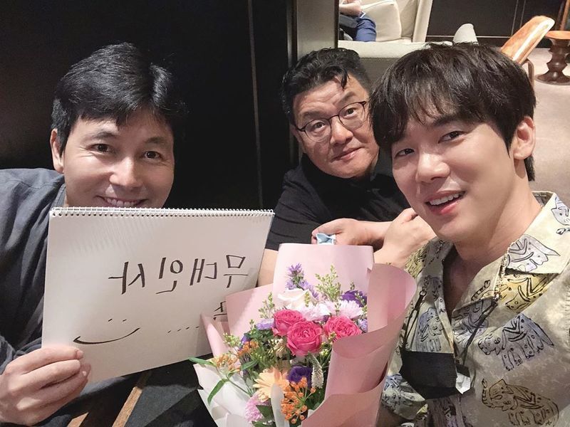Actor Yoo Yeon-Seok shares stage greeting scene for movie Steel Rain 2: SummitYoo Yeon-Seok wrote on his personal Instagram account on August 2, Steel Rain2_State greetings.Thank you for finding the theater through Steel Rain. In the open photo, Yoo Yeon-seok poses cutely with a sketchbook with Actor Jung Woo-sung and Yang Woo-suk, saying I am on stage.The faces of the three clear people in the world doubled the warmth.park jung-min
