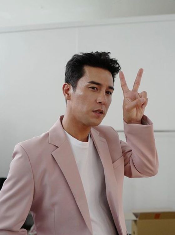 On the 2nd, Mr Trot official Instagram posted a picture of Jang Min-Ho with the article Weekends finish with handsome flower deer Jean deer.In the photo, Jang Min-Ho shows off her handsome visuals as she draws a V with her fingers while wearing a pink jacket.On the other hand, Jang Min-Ho is showing a different stage based on his excellent singing ability through the TV Chosun entertainment program I Call for Applications - Call Center of Love.