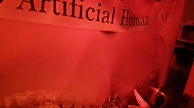 각 방 크기는 약 3평으로 인형이 매트리스 위에 이불을 덮고 누워있다.