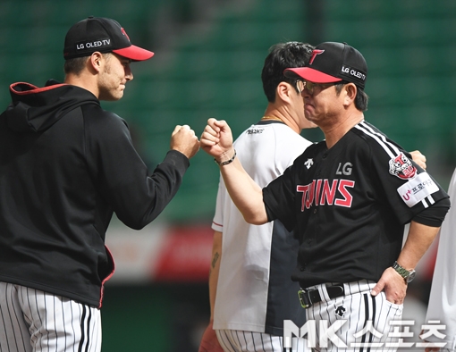 With the cancellation of the Jamsil-dong Hanhwa match on March 3, LG will put Tyler Brian Wilson on the first card in the third consecutive KIA and Gwangju.The twin legions were canceled on the 2nd and 3rd due to the effects of the rain, and the LG players immediately loaded themselves on the bus to Gwangju.It is a tough August. LG is the only LG to deal with KIA, Kiwoom and NC from April 4 to 21.As the competition for the middle class becomes more intense, we must overcome the difficulties of this Gwangju three consecutive games with wisdom.We must win rather than prepare, said LG coach Ryu Jung-il. We are fighting for the middle class with KIA.We have to (somehow) get through it, he said.Still, LG, which has been relieved of the seven-game burden by the Kyonggis performance on Monday, also takes out the starting pitcher card in order.Brian Wilson, whose second straight start has been cancelled, is set to go to Kyonggi on Wednesday.Brian Wilson, who was pointed out for his pitching form, made a difference in leg movement in set position.The first stage of disclosure of the changed pitching form was changed from Jamsil-dong Hanhwa to Gwangju KIA.Lee Min-ho is set to start on the 5th and Im Chan-kyu on the 6th following Brian Wilson.Lee Min-ho and Im Chan-kyu are Chung Chan-heon and Ryus first-half pitcher MVP.Lee Min-ho, a rookie with a 2-win ERA of 2.00, is facing KIA for the first time; Im Chan-kyus KIA appearance is his second of the season.On May 30, he was sluggish in Gwangju Kyonggi with six runs (two earned) in 413 innings.