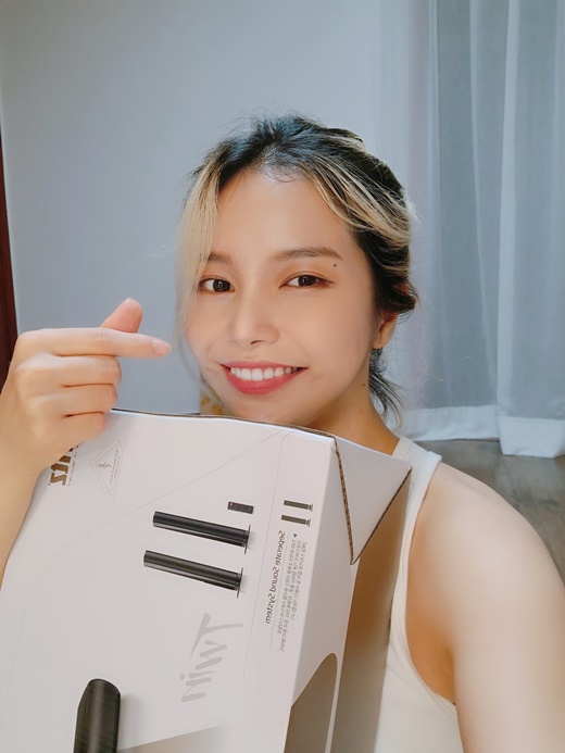 Group MAMAMOO Sola has released the actor Song Ji-hyos mist.SBS entertainment program Running Man, which was broadcasted on the afternoon of the afternoon, was featured in Family Finding Race and featured singers Jesse, Jeon Somi, Lee Youngji and MAMAMOO Sola.Sola teamed up with Song Ji-hyo and Jean So-min on the day, and they lost the game and received minus 10 points.However, Sola gave up the luxury sound bar with 70 personal points for Leon So-min and Song Ji-hyo, and the final win went to the Sola team.Sola later revealed the Running Man story to the YouTube channel Sola Shido community she was running: Ji Hyo gave her Gift.Im sorry, thank you, and it was a good memory. Running Man. I had a great time and a team with wonderful sisters.Girl Power and posted a picture.The photo shows Sola, who is leaving a certified photo with a sound bar that was missed at the time of Running Man appearance.Song Ji-hyo gave up his personal gift for the team.The netizens who encountered the posts responded hotly such as I have to admire Song Ji-hyo, It is too warm and Song Ji-hyo.