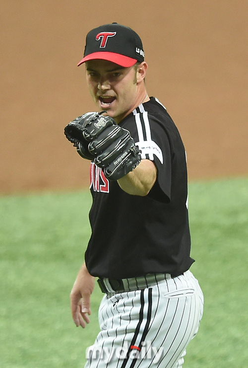 LG coach Ryu Jung-il predicted Cole Hamels in the third consecutive Gwangju.Ryu met with reporters ahead of the Jamsil-dong Hanhwa match, which was canceled due to rainy weather on March 3, and announced Tyler Brian Wilson - Lee Min-ho - Im Chan-kyu with Cole Hamels in three consecutive games with KIA.LG will play three consecutive games in the week against KIA at the Gwangju - Kia Champions Field from 4th.LG won the Winning Series in the first three consecutive games in Gwangju from May 29th as the second series of the two teams.The weight of the matchup is different from that of the time.At the end of May, LG was in second place and KIA was in fourth place in Kyonggi, but LG fell in the summer and the two teams are currently fighting fiercely in the middle.LG is fourth in the list ahead of KIA by 1 Kyonggi.Once the first Kyonggi is responsible for Ace Tyler Brian Wilson, who took two more days off than scheduled due to rain.Although he may have needed time in the pitching form intellectually recently, Ryu said, Regardless of that, I just go to Brian Wilson.If this does not make a lot of money and if there is no arrest, it will be a big news. This is an important battle to cover the direction of the mid-level fight, but Lee Min-ho and Im Chan-kyu, who are well-known in the starting lineup, will take the lead in the starting lineup.The (Im) Chan-gyu, who was on the 4th and 5th selection side, has already won seven games.Lee Min-ho is also doing well in the rotation for 10 days, he said. I am fighting for the middle class with KIA, but I have to get ready and win. 