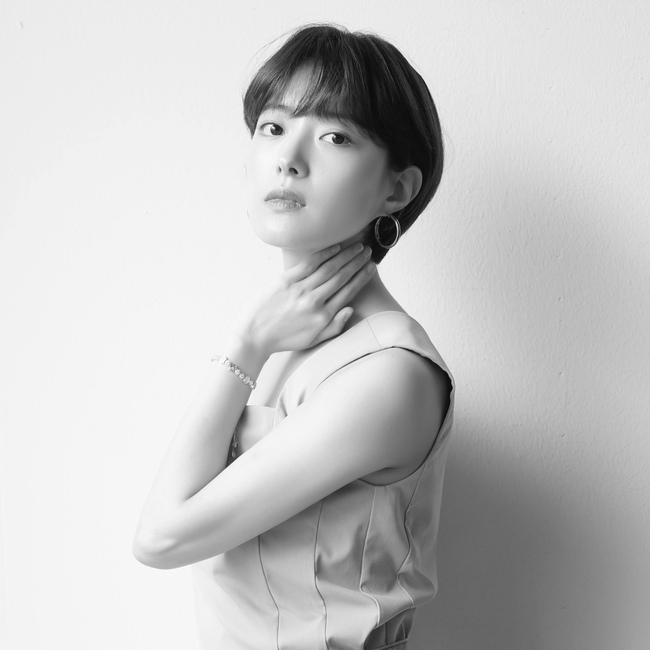 Lee Se-young Cairos debut first short cut challenge surprise transformation Actor Lee Se-young has been digging his first short cut since debut and raised his expectation for his next work.Lee Se-young and his agency, Frain TPC, released a surprise transformation of Lee Se-young through SNS on August 3, and Lee Se-young is in the midst of filming MBCs new mini-series, Cairos.Lee Se-young, who challenged the short cut for the first time after several times with the production team for the role in Kairos, completely digested the single-shot style.Lee Se-youngs next film, Cairos, is a time-crossing fantasy thriller drama in which a young daughter struggles cross time to save her beloved, a month ago, when she has to find a man Seo Jin (Shin Sung-rok) and a missing mother after a month of despair. Lee Se-young divides into Han Ae-ri, who lives a fierce and hard life every day.Lee Se-young succeeded in winning the box office in the drama Memorist, which ended last year, as a middle-class and doctor in the drama The Man Who Became King and Doctor John, respectively, and turned into a genius profiler in the drama Memorist, which ended in April, showing off its unlimited Acting Spectrum.In this work Kairos, we will show another resolution act from the previous works.If Lee Se-young has been noted for his thick acting, which was mainly in his recent works as a middle-class, doctor, and profiler, it is expected that he will show a different appearance in the Cairos with his life-style acting through his unrelaxable daily life.Cairo will be broadcast for the first time in October.hwang hye-jin