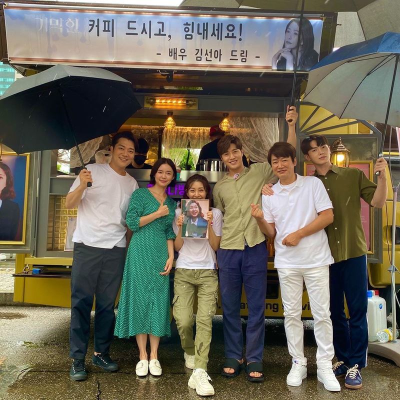 Thank you for the steamed friendship.Lee Ah-hyun thanked his best friend Kim Sun-aActor Lee Ah-hyun wrote on her Instagram account on August 3, Thank you! That was a surprise steamer! All our Actor staff were well-drawn, one cool shot, thanks!Actor Kim Sun-a Samsoon Thanks for the steamed friendship, Coffee or Tea menu is big!The photo shows Lee Ah-hyun and Actors posing in the background of Coffee or Tea sent by Kim Sun-a on the KBS 1TV daily drama Bizarre Legacy.The warm friendship between Lee Ah-hyun and Kim Sun-a is impressive.