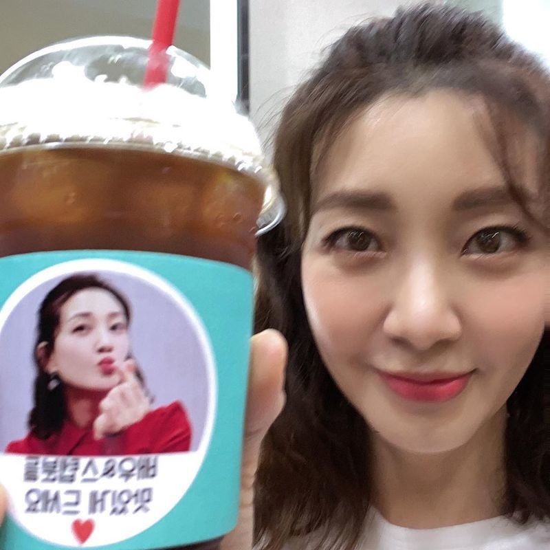 Thank you for the steamed friendship.Lee Ah-hyun thanked his best friend Kim Sun-aActor Lee Ah-hyun wrote on her Instagram account on August 3, Thank you! That was a surprise steamer! All our Actor staff were well-drawn, one cool shot, thanks!Actor Kim Sun-a Samsoon Thanks for the steamed friendship, Coffee or Tea menu is big!The photo shows Lee Ah-hyun and Actors posing in the background of Coffee or Tea sent by Kim Sun-a on the KBS 1TV daily drama Bizarre Legacy.The warm friendship between Lee Ah-hyun and Kim Sun-a is impressive.