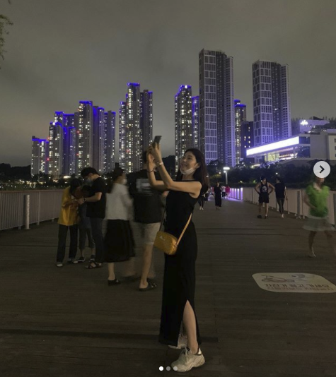 Actor Tam-hee Park is in love with the charm of Gwanggyo at Suwon FC.Tam-hee Park recently posted a picture on his SNS with a message that If I was close to Seoul, I would have moved ... The more I was getting, the more attractive Gwanggyo.In the photo, he is taking a walking certification shot at night, showing off his slender body.Tam-hee Park said, I can not decide what to eat late dinner ~ ~ menu, Tam!Ill take you to a fun place. Follow me. Grass gun Ji County, Shanxi ahead, followed the lightless trail, Busan Tidal Wave. Wow!Ooh! Its like a resort! Its not a lake, its like the sea, I think its going to come out of the sand ~ Walking out in front of the house, Im the only tourist modeHe added, # So we ate the rice bowl # Tidal Wave, Lake Anida Sea - Ji County, Shanxi comes out with food, and I ... like the president of a cafe that closes and goes out.Tam-hee Park was greatly loved by Drama Mermaid Girl, King of the Flowers, Love is over now, My Love Butterfly, and Enchanting Neighbors.In June 2008, he was married to Marriage, and now he is raising a child of one male and one female.SNS