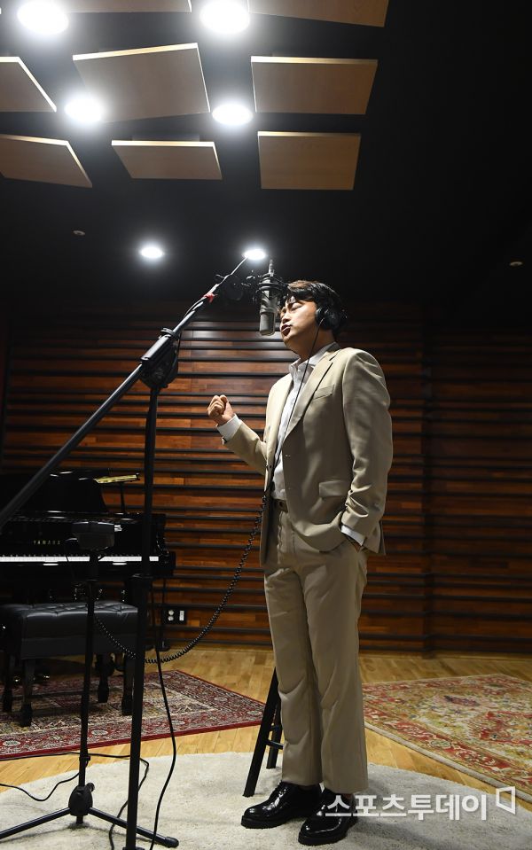 Singer Kim Ho-joong poses before filming an advertisement at a Studioss in SeongSeongdong District, Seoul on the afternoon of the 3rd. 2020.08.03.