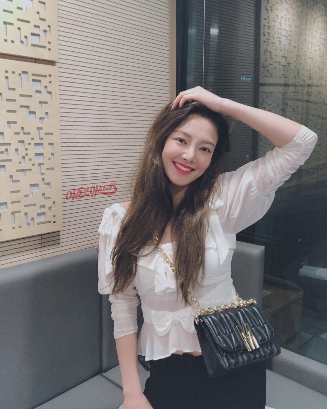 Singer Hyoyeon is Leeds today as well.On the 3rd, Lee Joons As If Its Your Last (Live at Youngstreet, 06 Official Instagram) said, What is it... This sister is so beautiful.I feel like I am a sister if I am pretty. In the photo, Hyoyeon matched the black bottom to the white blouse, where the ribbon is the point, and completed a simple yet charming look.The red lip and immaculate skin that fit well with fashion made the beauty of Hyoyeon even more brilliant, and during the radio broadcast on the day, Hyoyeon attracted more attention because he did not take out his bag.Hyoyeon, who recently made a comeback with DESSERT, is attracting attention with the challenge with Girls Generation members.