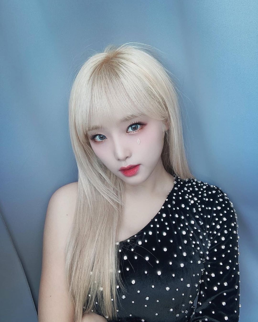 Jena of group IZ*ONE reported on the latest.On the 2nd, IZ*ONE official Instagram posted several photos with heart emoticons.In the photo, Jena, who has blonde hair, poses in various poses. The intense eyes that stare at the camera are impressive.The netizens did not hide their admiration, saying, Oh my god and It is so beautiful.On the other hand, Jenas group IZ*ONE has recently successfully completed its fantastic fairy tale activities.Photo: IZ*ONE Official Instagram