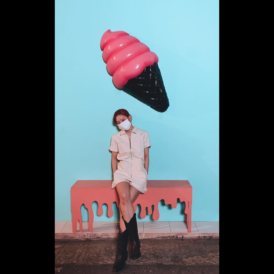 Seulgi of group Red Velvet reported on the latest.On the 2nd, Seulgi posted a picture on his Instagram with the words Asukurim.The photo shows Seulgi sitting on a bench with an unusual shape wearing a jumpsuit, and a large ice cream model above the head is visible.The netizens did not hesitate to say cute or I love you.Meanwhile, Seulgi has recently been working with Red Velvet member Irene on the unit.Photo: Seulgi Instagram