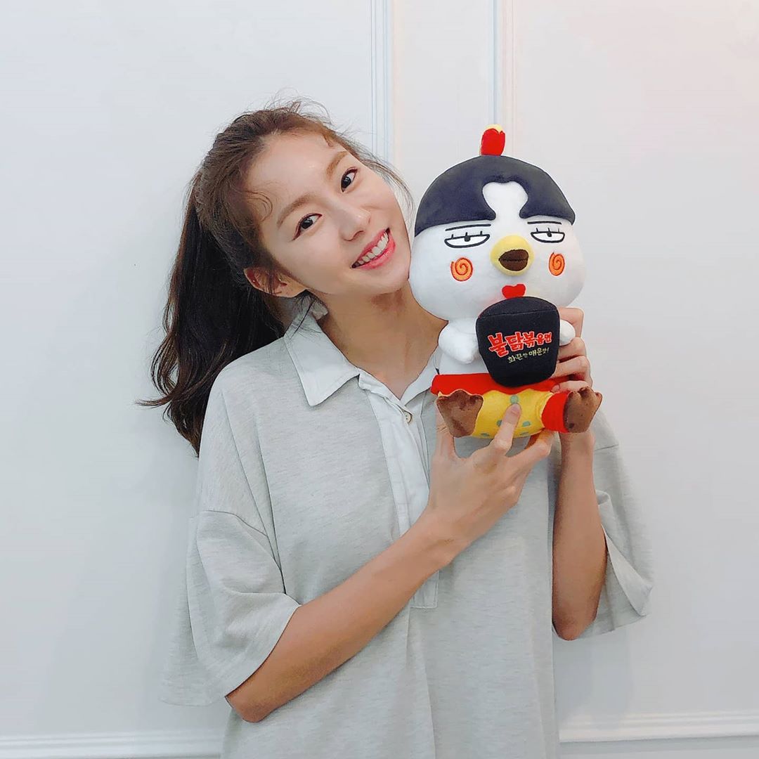 Uee, who was proud of his map-boom, eventually even the model. Thats a virtue. Singer Uee has been selected as a spicy sauce model.Uee posted a picture on his Instagram on the 3rd with an article entitled Youre That Sungdeok. Sungdeok is the end of a successful Deokhu.Uee in the public photo is smiling brightly with a ramen brand doll in hand. Uees neat and lovely visual attracts the attention of viewers.Uee has recently appeared in MBC entertainment I Live Alone and showed off her map bulim and showed off her appearance as a spicy maniac.Netizens responded to the news of Uee, a spicy icon.On the other hand, Uee appears in MBC drama SF8 - augmented bean pod.Photo: Uee Instagram