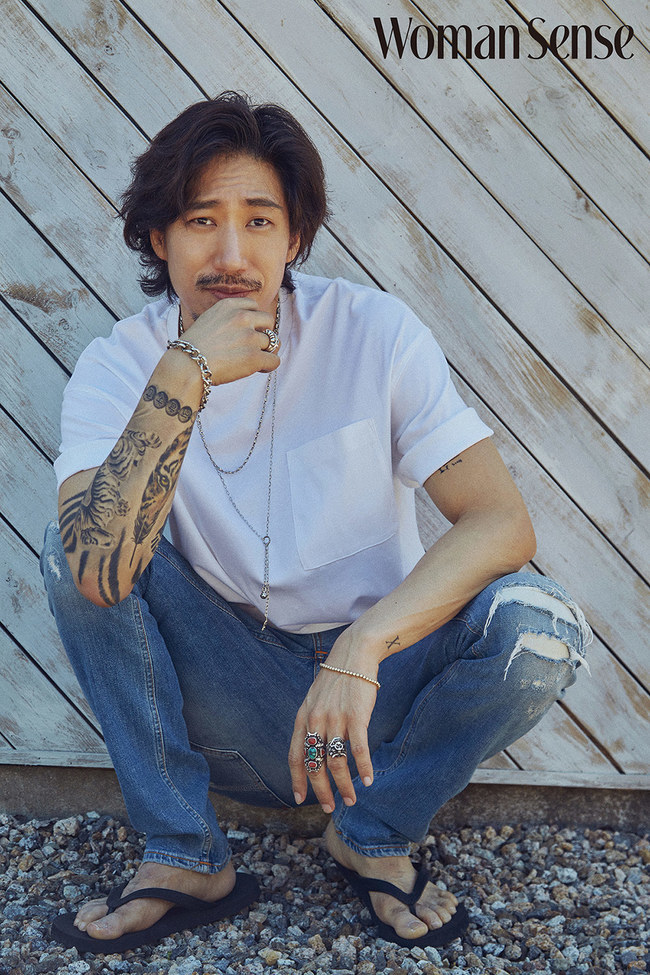 The Tiger JK pictorial has been released.Monthly magazine Hanuman essence released Tiger JKs Numbstone Charisma picture on August 4th.Tiger JK, who has been in his 22nd year of debut this year, is currently continuing his music career as the head of Music Ravel Philgut Music.Its been six years since the establishment of Philgut Music, Tiger JK said, and it feels like were starting right now after learning and failing.Pilgut Music is a Hip hop label that includes Tiger JK, Yoon Mi-rae, Viji and Bibi.Tiger JK said, The hardest thing for the representative is when you have to say something you do not like to The Artist.I am always relying on it.Tiger JK has recognized the ability of the representative rappers who lead the present Hip hop gods such as axes, thequiat, and Palo Alto.He also led the Hip hop prime as the leader of the most popular Hip hop crew movement formed in the 2000s.Tiger JK said, I was so excited about Hip hop that I went to see the good artist when I found it. I am new and proud.In 1999, he made his debut as a Drunken Tiger and made his debut for 22 years. Tiger JK said, The present is more important than the past.The companys name is Pilgut Music because I want to live happily now. 