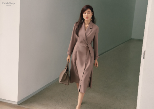 Kim Ha-neul flaunts her sweet charmCeleb shop edition 20FW pictorial by Actor Kim Ha-neul was released on August 4.Kim Ha-neuls calm and sophisticated mood, staring at the camera in a set-up suit of Peacock Greene color, led to the admiration of the field staff.Kim Ha-neul then matched the tone-down beige color belted dress and perfected it with his own style with elegance.Kim Ha-neul, who was wearing a mini dress in a tweed jacket, could feel her own chic yet imposing etiquette, and Kim Ha-neul, who boasted a perfect ratio by layering a black dress in a trench coat style, showed the aspect of Wannabe Top Actor.