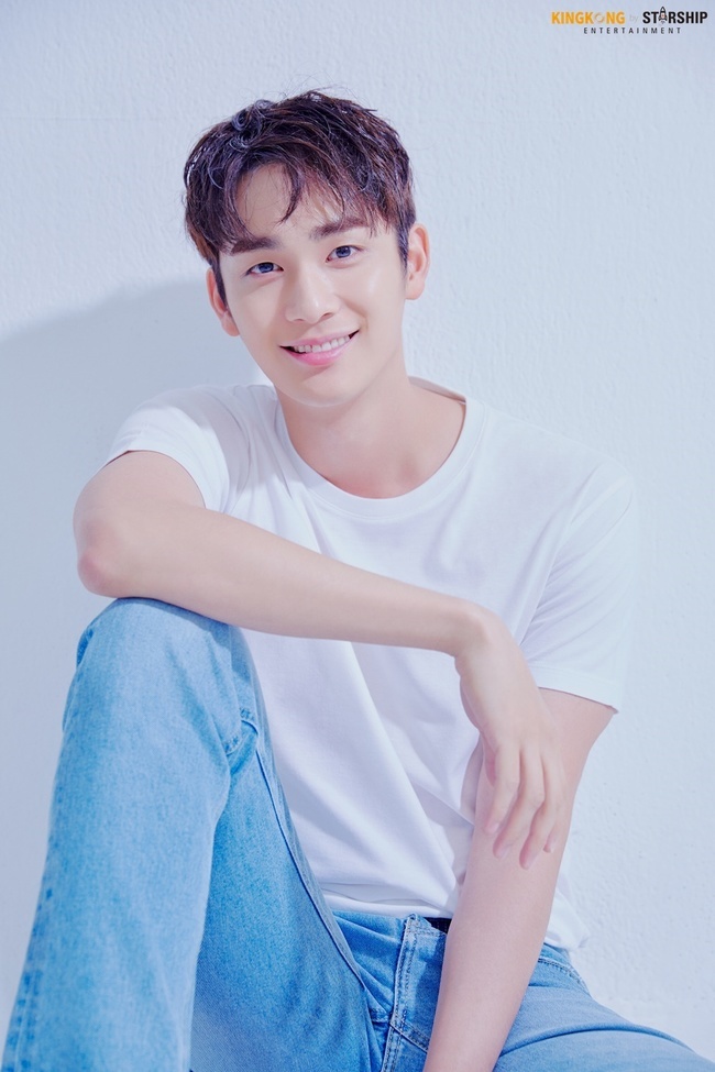 Cho Yoon-woo showed off his warm visuals.King Kong by Starship has released several new profile photos of actor Cho Yoon-woo, who has matured even more on August 4.In the open photo, Cho Yoon-woo is staring at the camera with a neat white T-shirt and jeans.His distinctive features, as well as his sweet smile, maximize the refreshing visuals and capture the attention.Cho Yoon-woo in the following photos creates a comfortable atmosphere with beige color knit and naturally lowered hairstyle.In addition, his deep eyes in a black color turtleneck show a chic charm that is 180 degrees different from the previous photos.Cho Yoon-woo has revealed a unique presence through various works.He made a strong impression on KBS 2TV drama Gallery by playing the role of Yul, who plays a vitriolic voice with a fine appearance.Since then, SBS s sister is alive chaebol 3 s Sae Se-joon station, showing the uniqueness of disassembly to the blackened appearance, and building a three-dimensional character.He has made such a wide range of activities, and he has released new profiles since Discharge, and is raising expectations for his future activities.bak-beauty