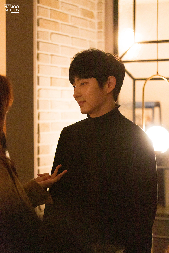 Lee Joon-gi is gathering topics with a reversal between the pole and the pole.Actor Lee Joon-gi behind-the-scenes cut, which is playing two-faced activities freely on the TVN drama Flower of Evil, was released on August 4 through his agency Namo Actors.In the behind-the-scenes cut of Evil Flowers, which was released, Lee Joon-gis sweet and caring aspect is full of snipers.His appearance, which is grooming food ingredients with an apron and choosing pizza toppings with Jeong Jeong-yeon, the daughter of the play, seems to show his wife Cha Ji-won (Moon Chae-won) and his daughter Baek Eun-has perfect husband and father, Baek Hee-seong, in the Flower of Evil, giving a different excitement.In addition, the depressing eyes of Hee Sung, who looks at support, also attract attention.Even though it was revealed that Baek Hee-seong was the same person as Do Hyun-soo, the murderer of the murder case of Gachon-ri, the warm aspect he showed to his family makes him want to ignore the cold truth surrounding the comedy.His appearance, which perfectly expresses the image of the drama and the drama, raises the question of what he is looking at.In addition, Lee Joon-gis original appearance during the break during shooting also attracts attention.He is famous for his usual energy, but when he treats the script, he shows the artistic professionalism of Acting artisan.In his view of the script with serious eyes and posture, he seems to feel anguish to express two characters, Baek Hee-seong and Do Hyun-soo, which are completely different from each other.