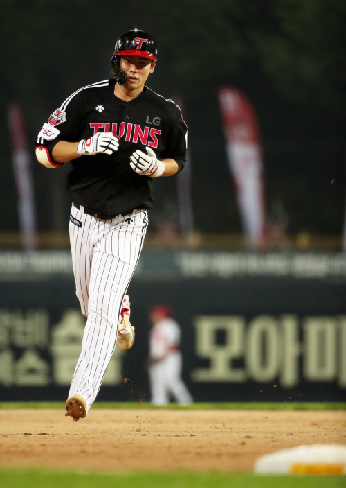 LG won 6-4 against Gwangju Kia on the 5th.Lee Min-ho scored the most runs in the starting Kyonggi after his debut with four runs in six innings, but the batters also scored four points for KIA starter Yang Hyeon-jong.And in the Bullpen match, Hong Chang-gi and Oh Ji-hwan won the solo shot, winning three consecutive wins in three consecutive weeks.The victory made LG 42 wins, 1 draw and 32 losses in the season, and it was again successful in winning and losing margin +10 after June 20.Lee Min-ho won three wins in 5Kyonggi after Jamsil SK on June 11th.Bullpen Jin was a three-inning scoreless joint between Choi Dong-hwan, Jin Hae-su, Jeong Woo-yeong and Ko Woo Seok; Ko Woo Seok had three saves in the season.In the batting line, Hong Chang-gi had two hits including Finals sports, Kim Hyun-soo had three hits, and Che Eun Seong had two hits and two RBIs.Oh Ji-hwan also hit a three-run Kyonggi with a solo shot and two walks; Hong Chang-gis home run also helped LG reach 3,300 homers in their team career.LG picked up the first place. LG made a chance with a left-handed hit by Yoo Kang-nam and a sacrifice bunt by Jung Joo-hyun in the third inning.Che Eun Seong hit a heavy hit on Yang Hyeon-jongs fastball in the first and second bases of the second inning, and Kim Min-sung also ran 3-0 with a two-run right-handed hit.KIA also hit back: In the bottom of the fourth, KIA followed LG with a left-handed hit by Preston Tucker on Najiwans shortstop grounder.When LG ran away by two points in the fifth inning with a double by Hong Chang-gi and a timely hit by Che Eun Seong, KIA turned the game to the starting point with a timely hit by Yichang photos and Kim Sun-bin at the end of the fifth.Lee Min-ho and Yang Hyeon-jong seemed to end without a win or loss, but Lee Min-ho, who threw up to six in the seventh inning with Hong Chang-gis gold home run, met the winning pitcher condition.LG was caught in the lake rain of Yichang photos in the eighth inning with two outs in the middle of the outfield.Yichang photos blocked LGs chance of winning the game as it was, but Jeong Woo-yeong kept the lead, although LG faced the crisis at the end of the eighth inning.And in the ninth inning, Oh Ji-hwan hit Mun Kyung-chan with a solo shot to give him a break to win, and eventually LG finished the victory with a save by Ko Woo Seok in the ninth.
