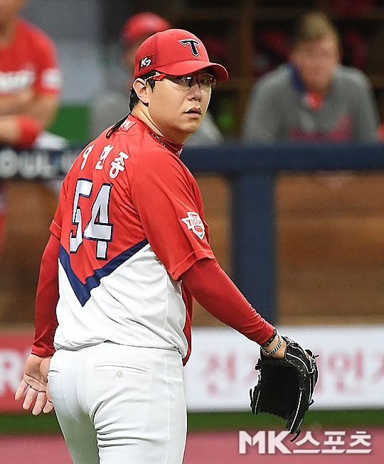 The rookie-nominated pitcher won the first match against the big-hit pitcher, Draw.Lee Min-ho (19 and LG) and Yang Hyeon-jong (32 and KIA) were sidelined for four runs, failing to win the game; for something that drew attention, they were out of line.This year, he was playing a great performance after overcoming the slump in the early part of last year, but this year, he did not change even if he repeated the Kyonggi.Gwangju - Its Matt Williams, who has vowed to play steady baseball for KIA fans entering Kia Champions Field, as well as Yang Hyeon-jong.The key was to throw it steadily.Yang Hyeon-jong went three times before LG in 2019, hitting an Earned run average of 0.95; however, the record is just the past.LG batsman, who scored 15 points in Kyonggi on the 4th, hit Yang Hyeon-jongs ball without difficulty.Yang Hyeon-jong finished neatly with a three-legged run in the first innings in the fourth inning (12th pitch).Che Eun Seong in the first inning, Kim Min-sung in the second inning, was cut off from the opponent, but failed to overcome the crisis in the third inning.He sent Oh Ji-hwan out on the ball after a close game in the eighth inning with two outs, followed by Che Eun Seong (one RBI) and Kim Min-sung (two RBIs).In the fifth inning, Hong Chang-kis double and Che Eun Seongs hitter made additional runs.Yang Hyeon-jong, who allowed Lee to double in the second inning in the sixth inning, handed the ball to Hong Sang-sam.Earned run average of Yang Hyeon-jong rose to 5.92 from 5.88 with four runs in 523 innings, seven hits, three walks and five strikeouts.Lee Min-ho was rated as the No. 1 rookie; he went to 9Kyonggi (seventh in the selection) and scored two wins and two losses with an Earned run average 2.00.He had a lot of home advantages, however, and he made almost every 10 days with Chung Chan-heon, so he almost made it to Jamsil-dong Kyonggi without intention.It was a trend that was played with Lee Min-hos dominance: Lee Min-ho had only 0.202 hits despite a few walks.But it was different in Gwangju Kyonggi: he had just one walk, but after one out in the bottom of the fourth, he was hit by a nanta after his first hit by Preston Tucker.He failed to pass the hardship and allowed two runs in the fourth and fifth innings; the KIA battered Lee Min-ho as the cog wheels turned.It was Lee Min-hos debut Kyonggis most run-off; it was Lee Min-ho, who had only three runs in the past (three runs in 623 innings and two earned runs in the NC game on July 11).Six innings, eight hits, one walk, four strikeouts and four runs; Lee Min-hos Earned run average also soared from 2.00 to 2.47.