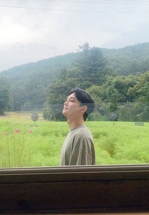 Im a father, Chen. Im just saying, Happy 6th birthday to EXO. Chen posted a picture on EXO official community on the 5th with an article entitled Happy 6th birthday to EXO.In the public photo, Chen was proud of the blue In a meadow side.