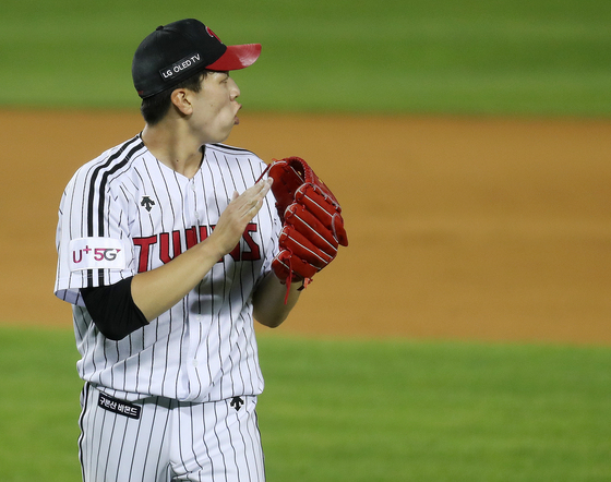 Lee Min-ho started the Kyonggi with the KIA Tigers in the SOL KBO League of 2020 Shinhan Bank at Kia Champions Field in Gwangju on the afternoon of the 5th.It is his ninth appearance of the season and seventh start.The start was smooth: the first, second and third runs were passed without a run. Meanwhile, the LG batters scored three points in the third inning.Lee Min-ho allowed a run in the fourth inning with a consecutive hitter to Preston Tucker and Choi Hyung-woo.The two runners homered during Na Ji-wans grounder and Yoo Min-sangs timely style.Lee Min-ho also had a hard time in the fifth; with a 4-2 lead, Lee Chang-jin and Kim Sun-bin allowed a timely style to tie the game.However, Lee Min-ho then struck out Na Ji-wan after treating Tucker as a flying ball to prevent further run-off Danger.Lee Min-ho handed Mound to Choi Dong-hwan after finishing the sixth inning without a run. Kyonggi scored six innings, eight hits, four strikeouts, one walk and four runs.